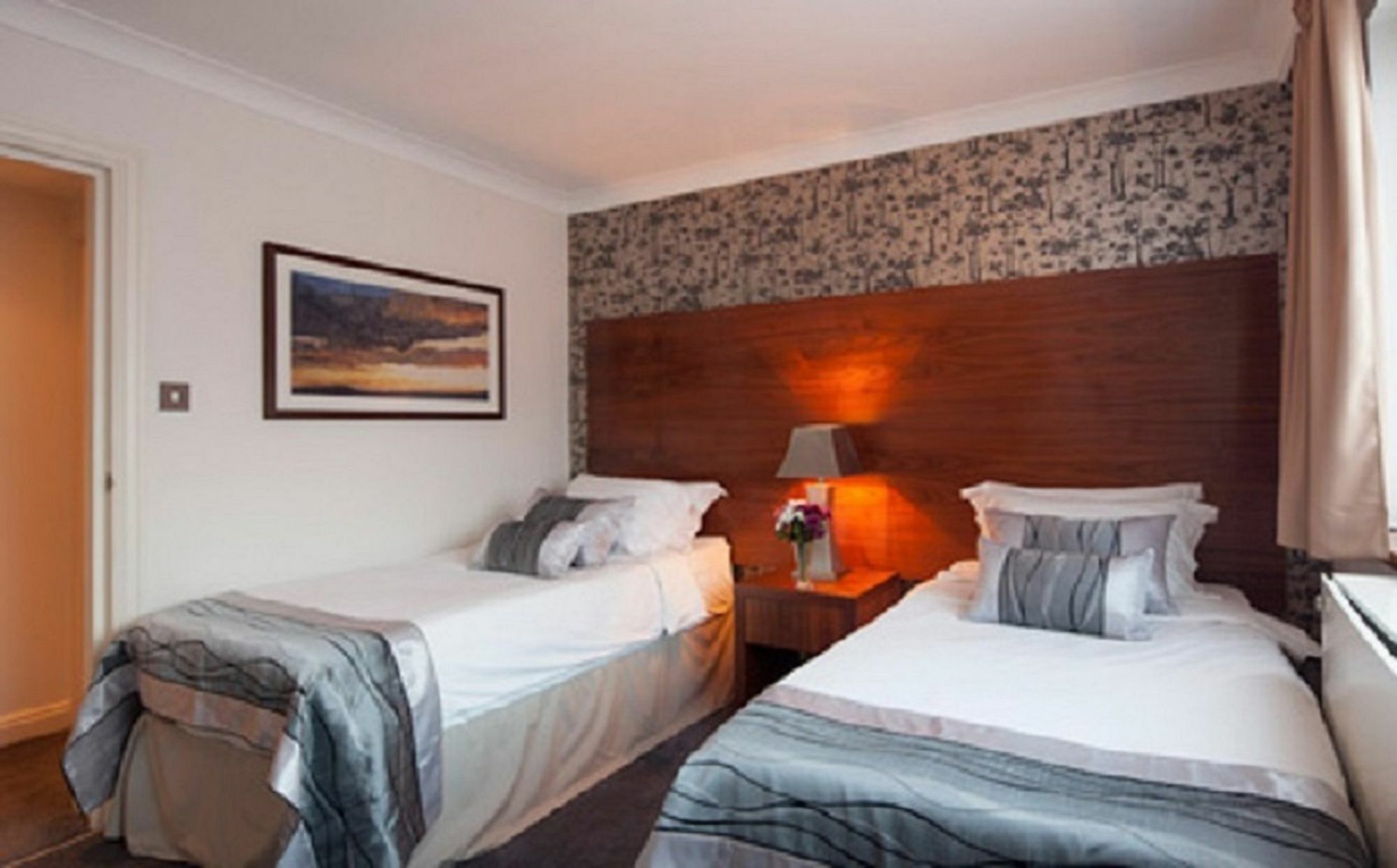 The New Carlton Hotel London