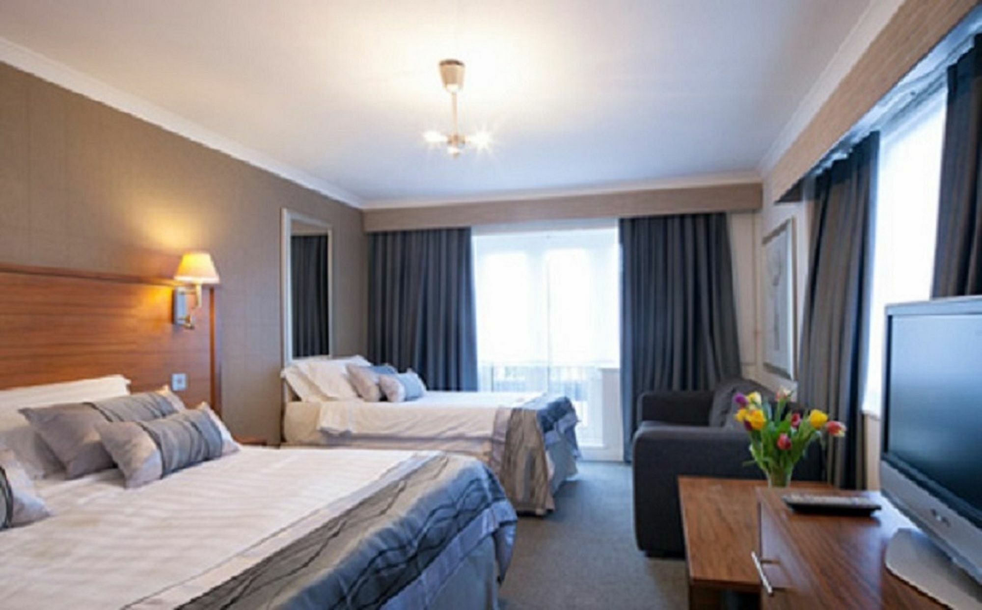 The New Carlton Hotel