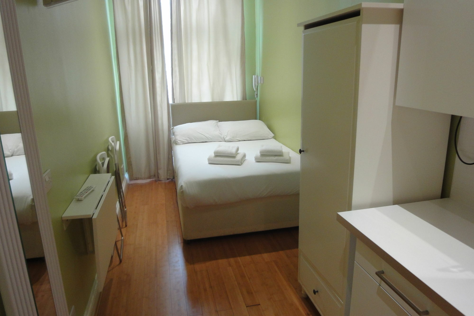 Dylan Kensington Aparthotel 3*