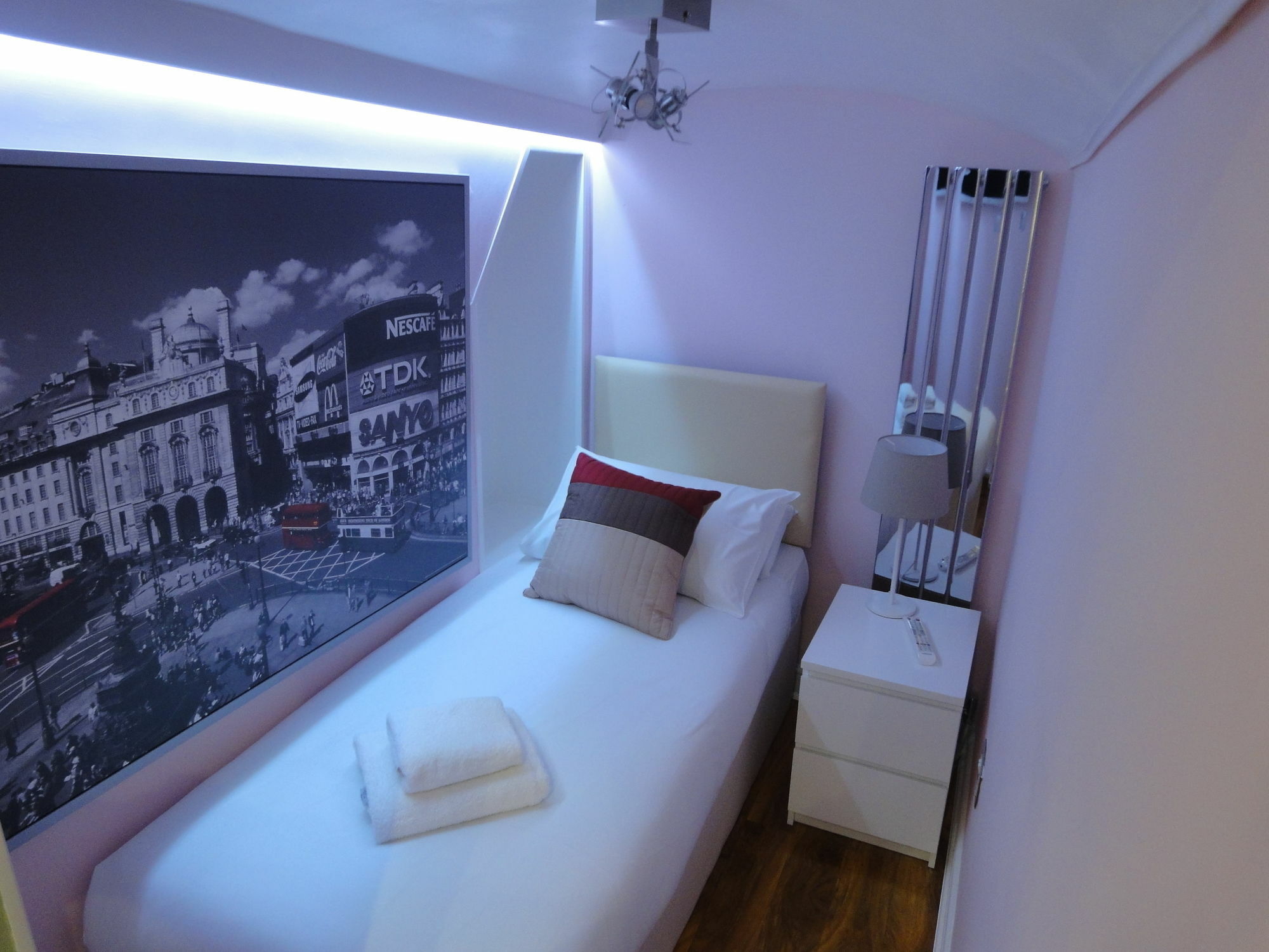 Dylan Earls Court Apartment