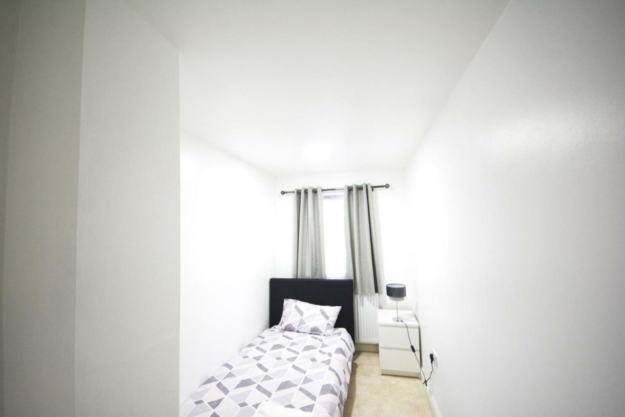 Zone 2 Three Bedroom Apartamento Londres