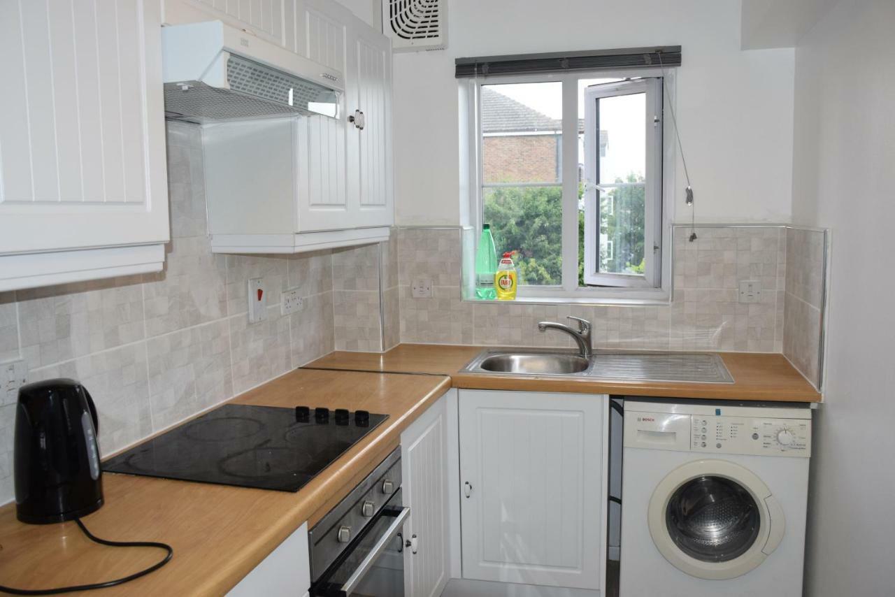 1 Bedroom Ponders End Apartment *