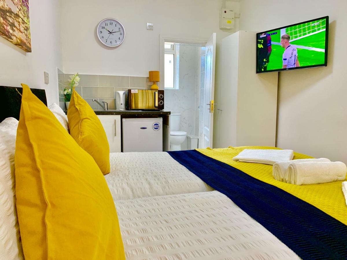 3 Bedrooms, 3 Baths, Spacious Lounge, Full Kitchen, Garden, Ground Floor, Free Parking London