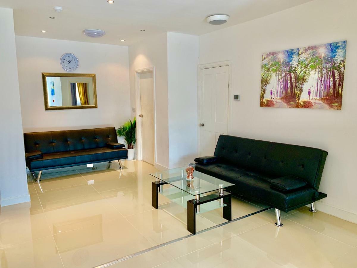 3 Bedrooms, 3 Baths, Spacious Lounge, Full Kitchen, Garden, Ground Floor, Free Parking Apartment