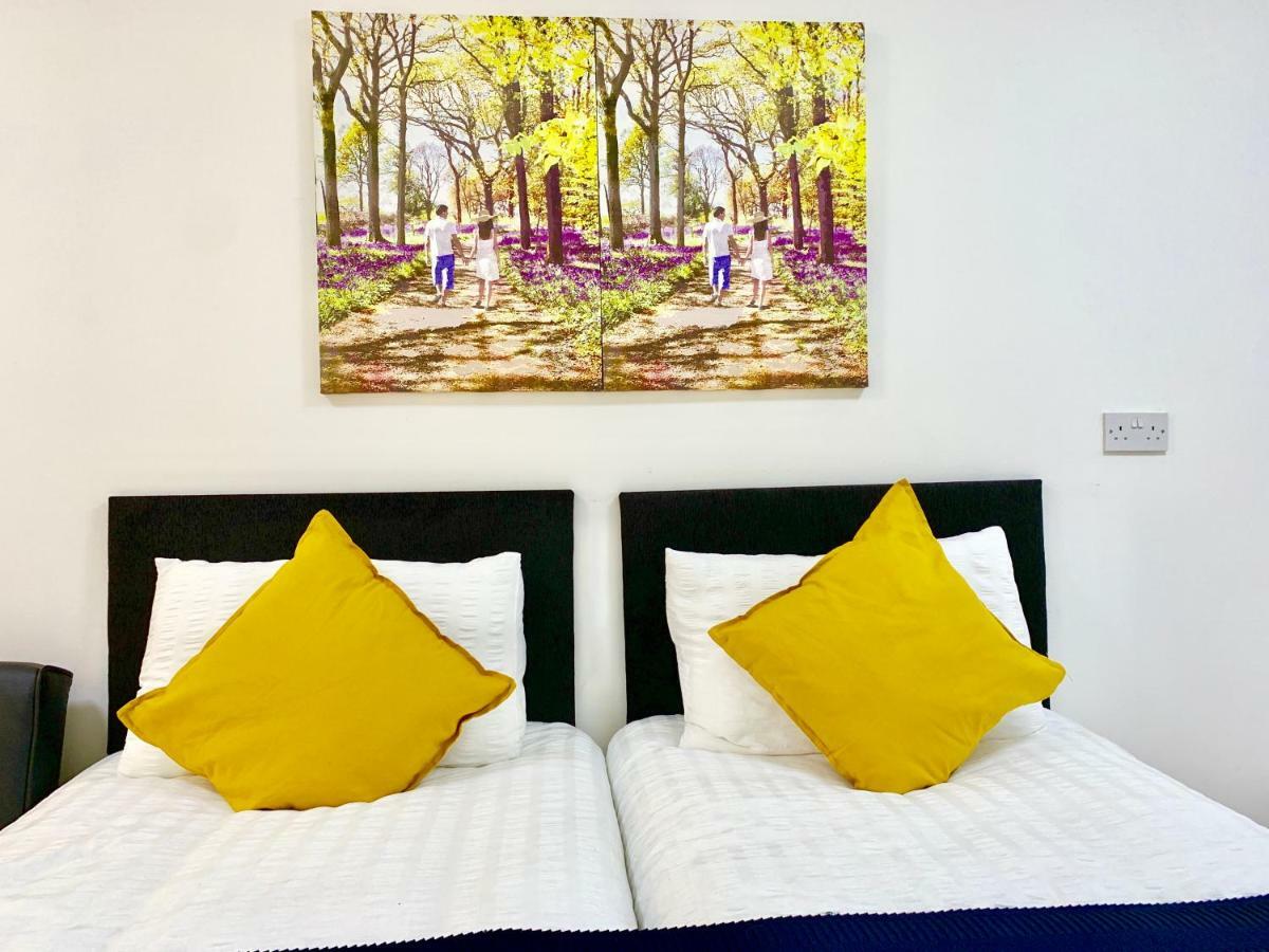 3 Bedrooms, 3 Baths, Spacious Lounge, Full Kitchen, Garden, Ground Floor, Free Parking * London