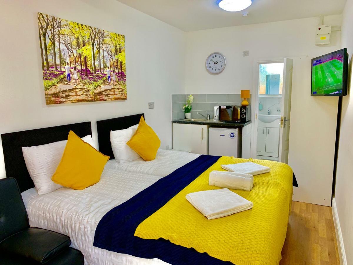 3 Bedrooms, 3 Baths, Spacious Lounge, Full Kitchen, Garden, Ground Floor, Free Parking Apartment