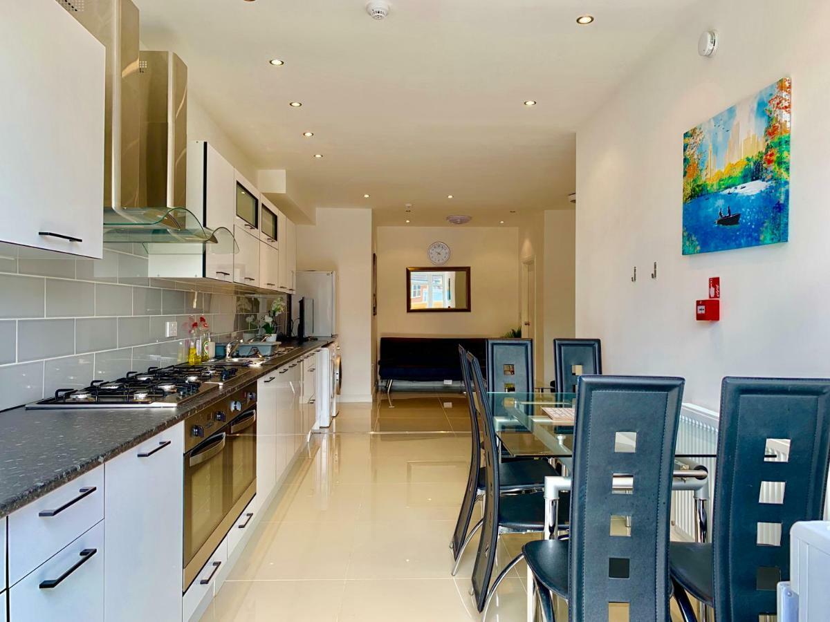 3 Bedrooms, 3 Baths, Spacious Lounge, Full Kitchen, Garden, Ground Floor, Free Parking Apartment