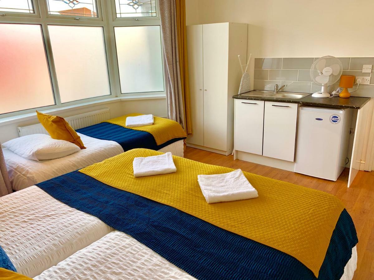 3 Bedrooms, 3 Baths, Spacious Lounge, Full Kitchen, Garden, Ground Floor, Free Parking Apartamento Londres