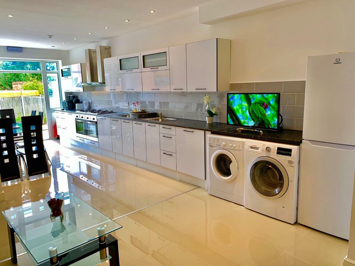 3 Bedrooms, 3 Baths, Spacious Lounge, Full Kitchen, Garden, Ground Floor, Free Parking London