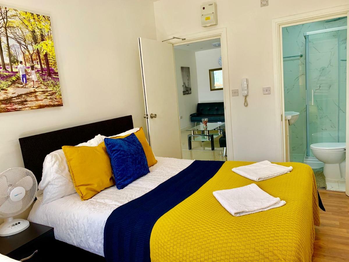 3 Bedrooms, 3 Baths, Spacious Lounge, Full Kitchen, Garden, Ground Floor, Free Parking Apartment *