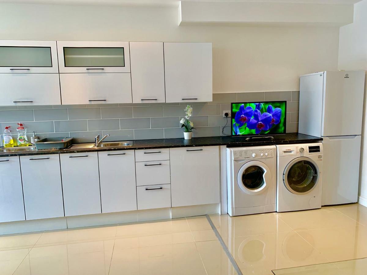 3 Bedrooms, 3 Baths, Spacious Lounge, Full Kitchen, Garden, Ground Floor, Free Parking Apartment