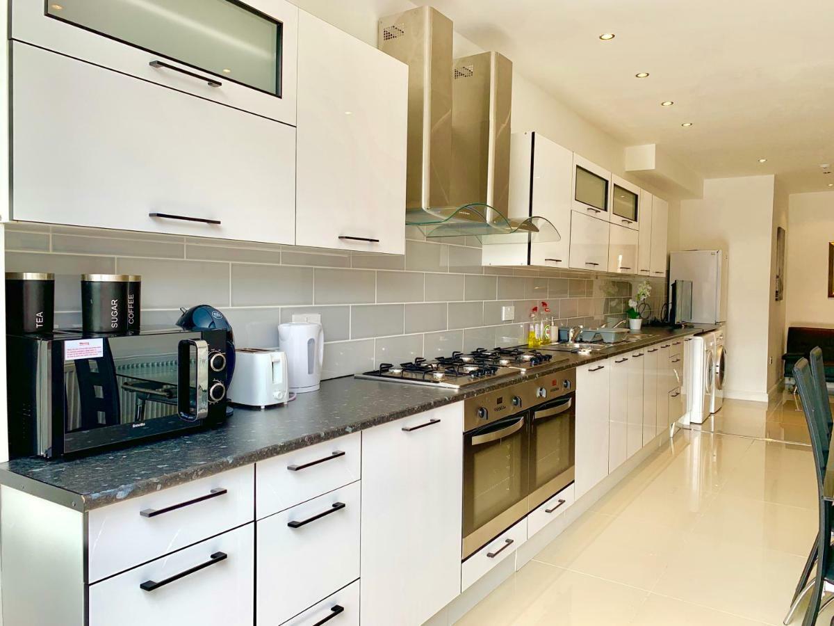 Apartment 3 Bedrooms, 3 Baths, Spacious Lounge, Full Kitchen, Garden, Ground Floor, Free Parking *