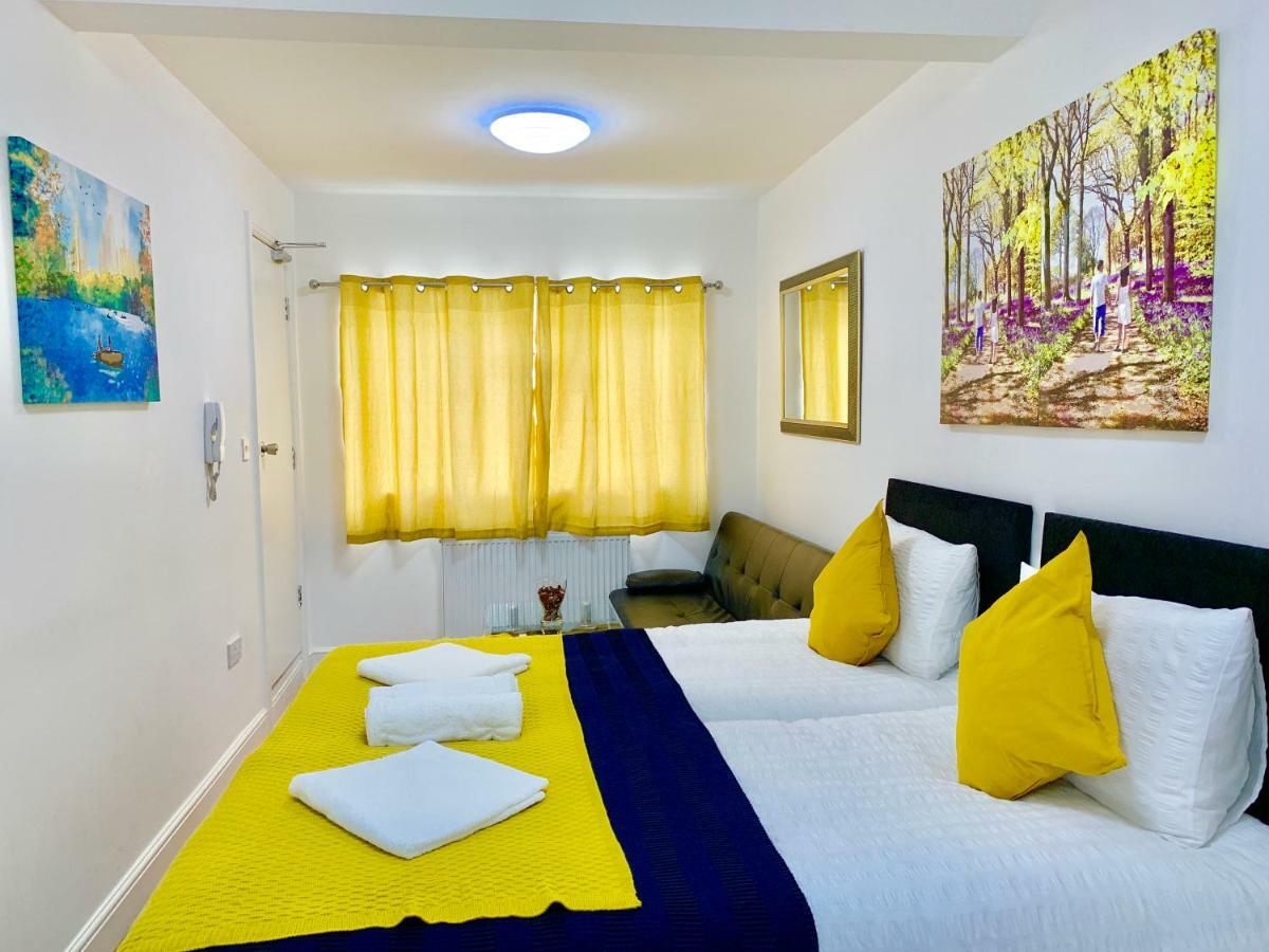 3 Bedrooms, 3 Baths, Spacious Lounge, Full Kitchen, Garden, Ground Floor, Free Parking Apartment *