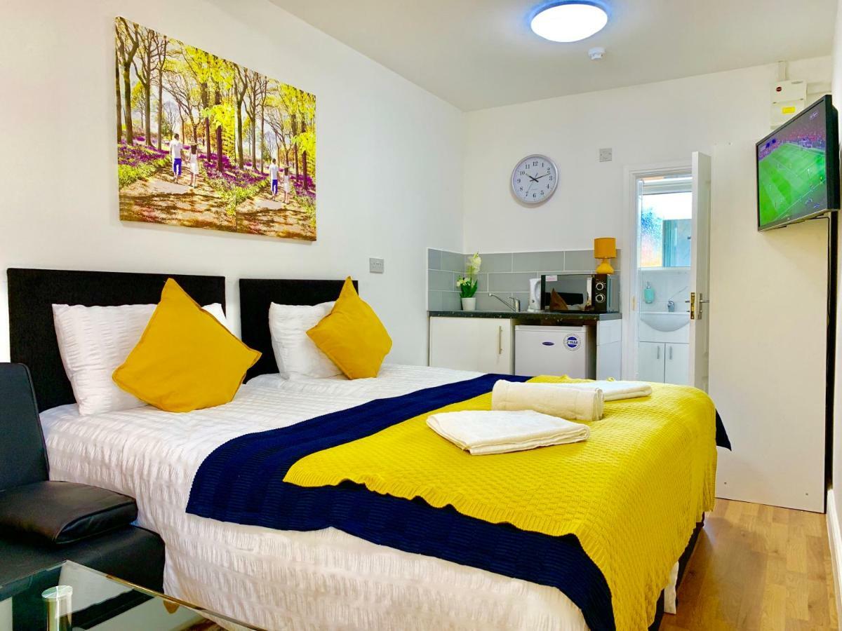 3 Bedrooms, 3 Baths, Spacious Lounge, Full Kitchen, Garden, Ground Floor, Free Parking Apartment