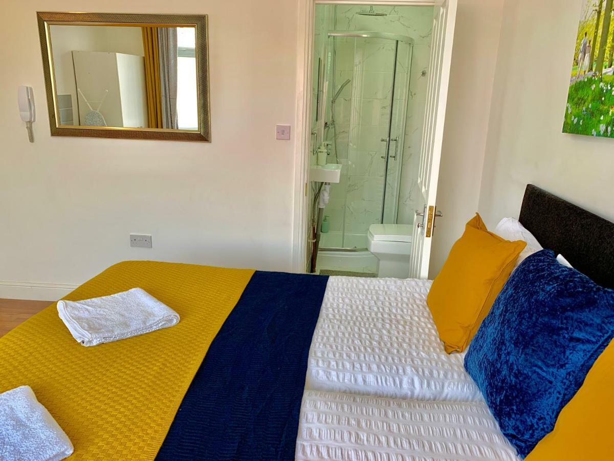 Apartment 3 Bedrooms, 3 Baths, Spacious Lounge, Full Kitchen, Garden, Ground Floor, Free Parking *