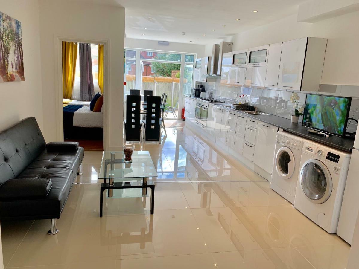 3 Bedrooms, 3 Baths, Spacious Lounge, Full Kitchen, Garden, Ground Floor, Free Parking * London