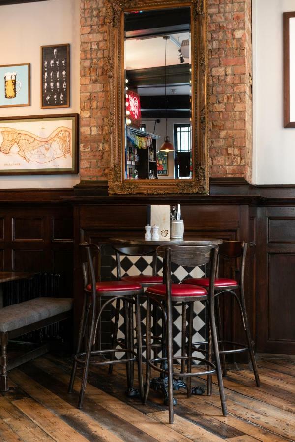Publove @ The Rose & Crown Albergue Londres