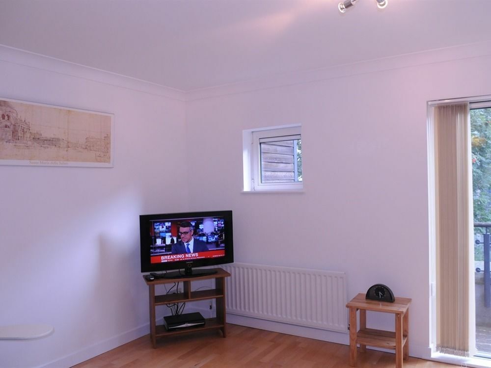 Zen - Docklands Apartment London