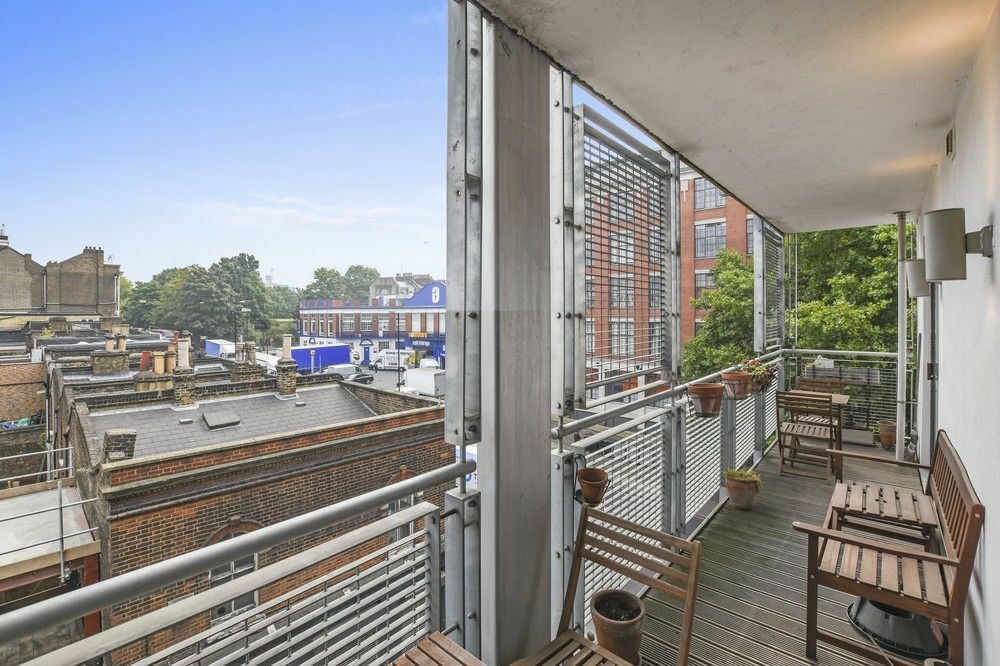 Stylish 2 Bedroom Flat With Balcony In *