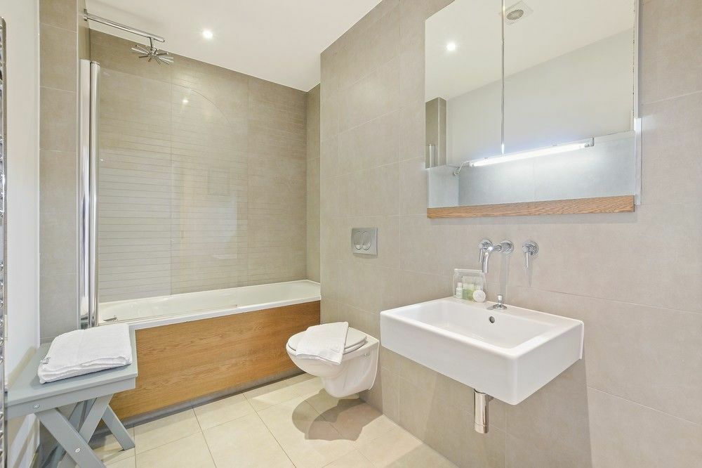 Apartment Stylish 2 Bedroom Flat With Balcony In *