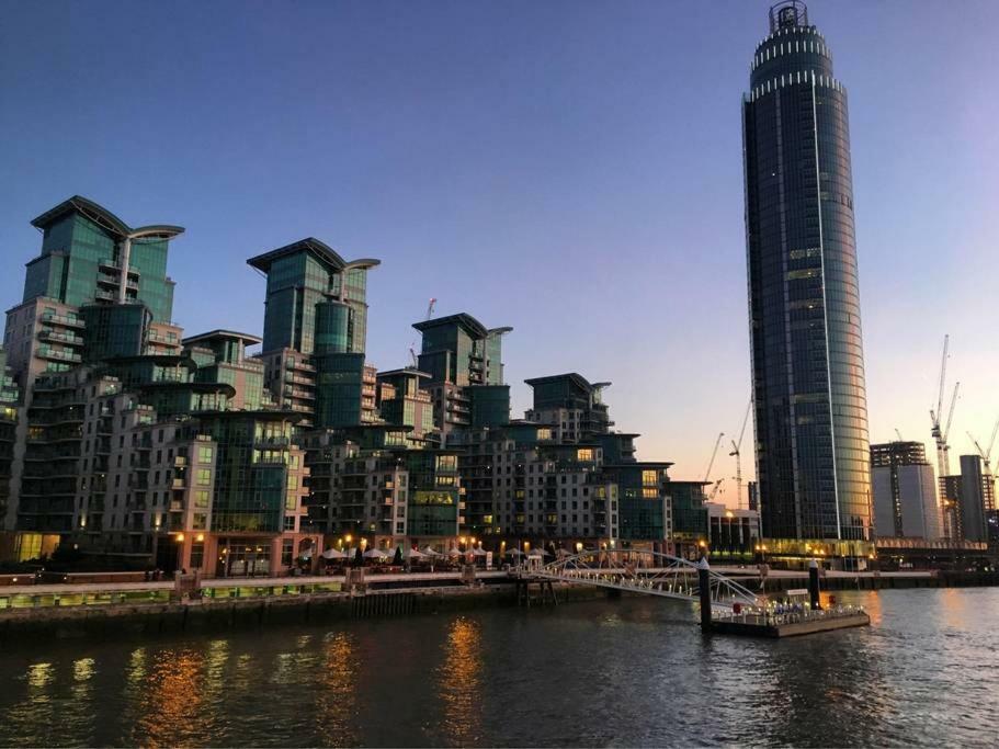 Zone 1 Riverside -st George Wharf Apartment London