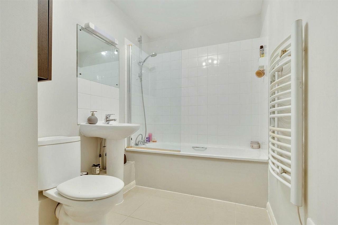 Zone 1 Riverside -st George Wharf Apartment London