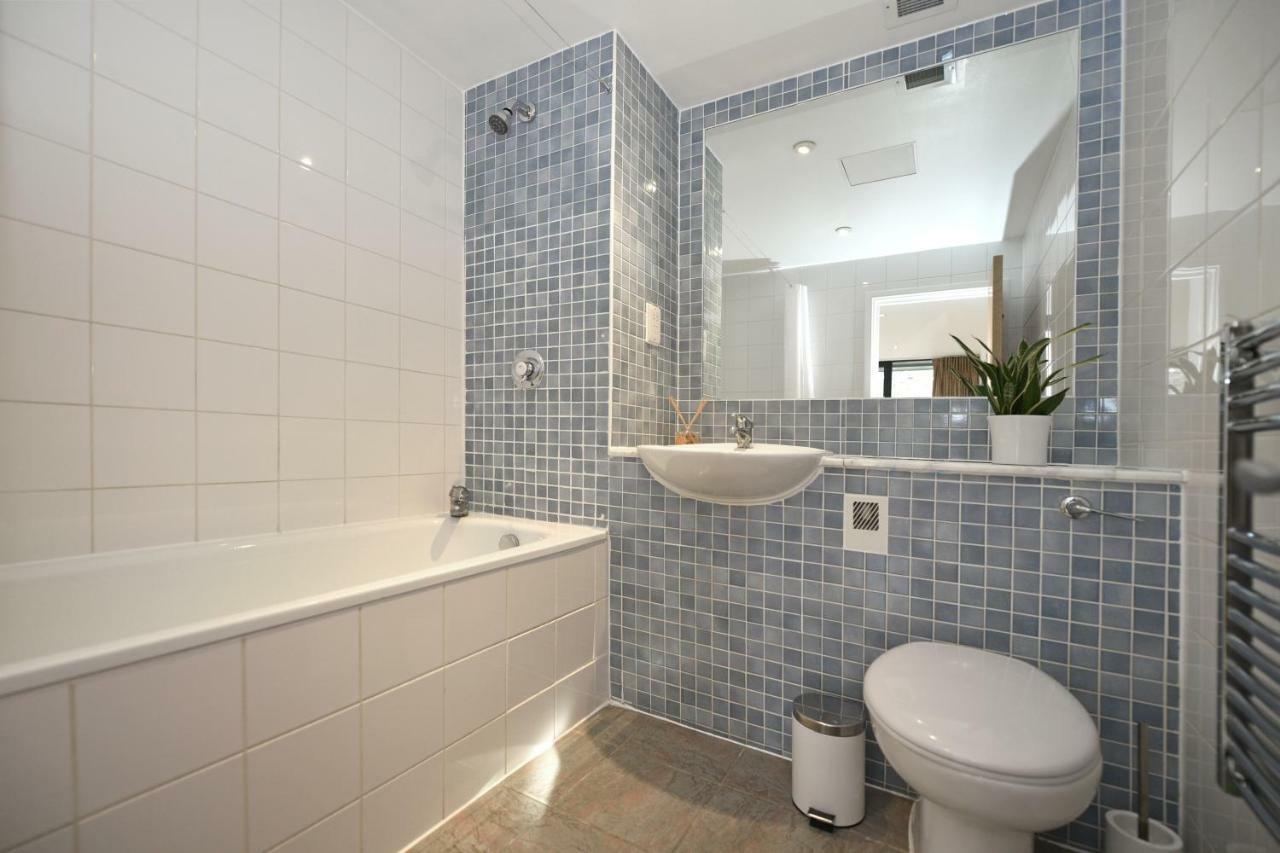 Modern & Peaceful Flat 2 Mins To Tube Apartment London