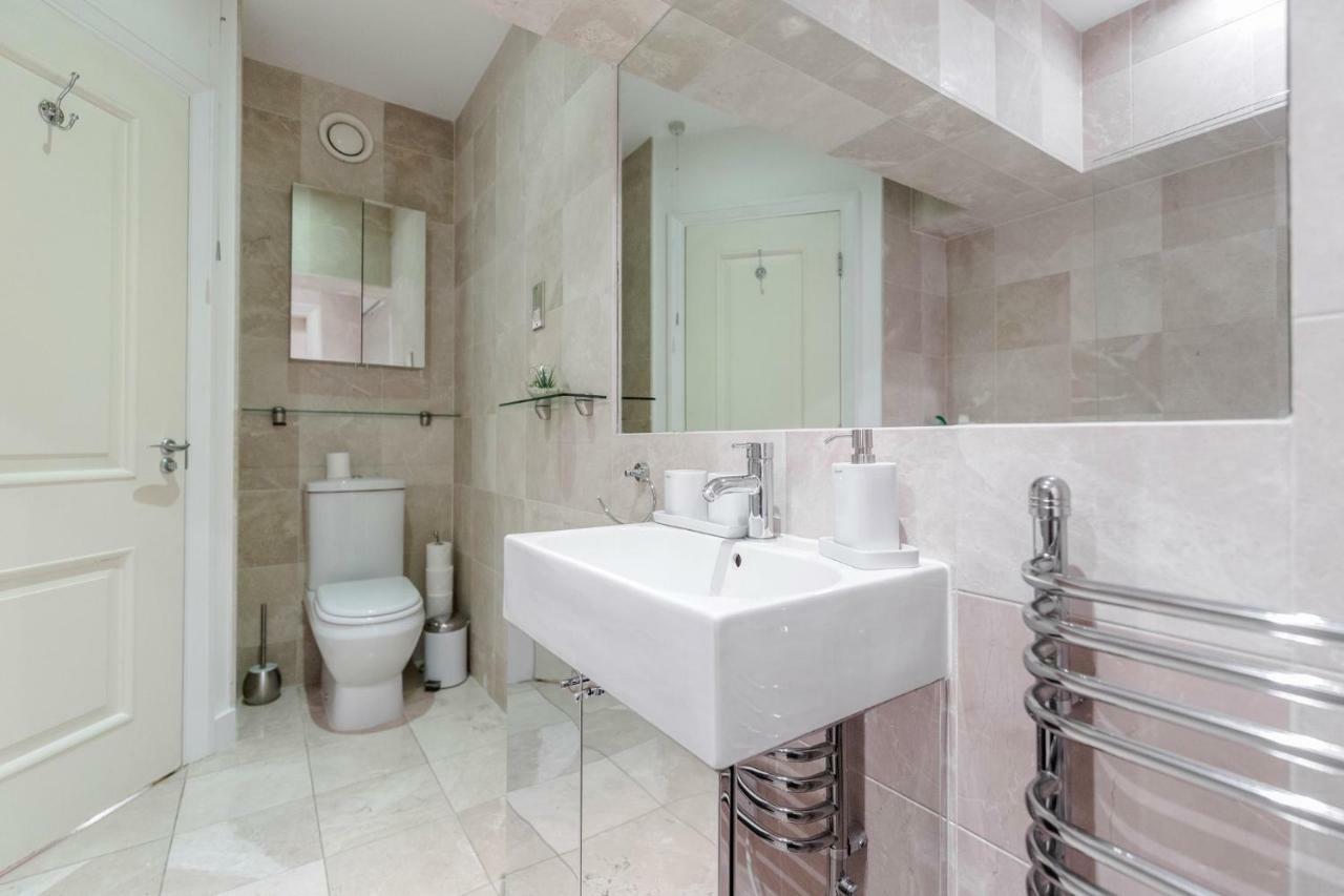 Outstanding Trafalgar Penthouse, Sleeps 8 London