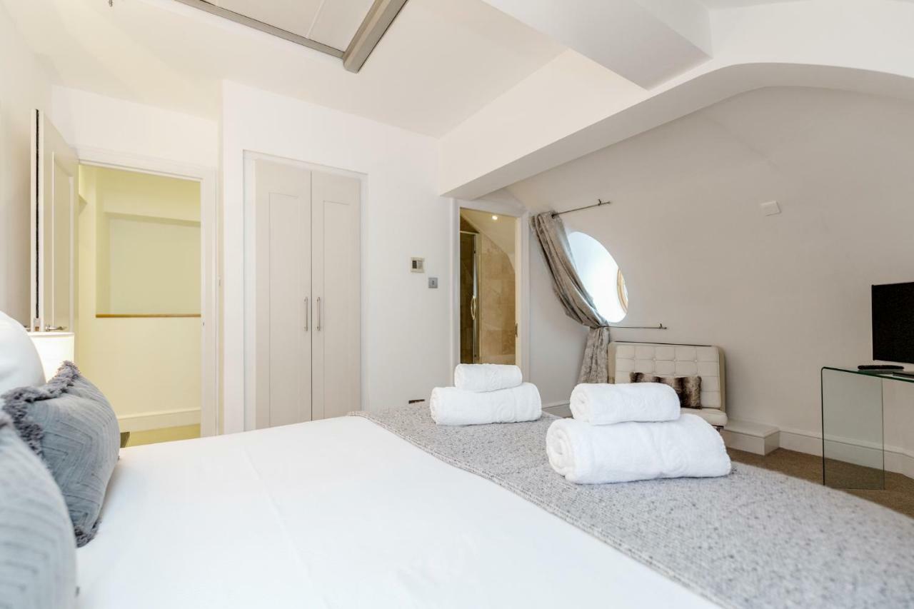 Outstanding Trafalgar Penthouse, Sleeps 8