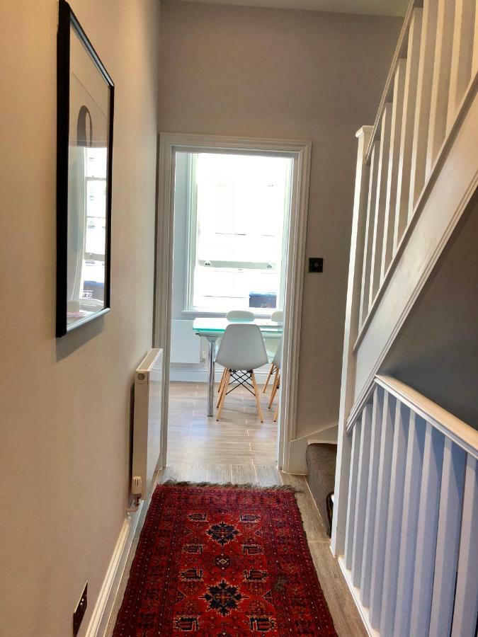 Stylish Maisonette And In Victoria Apartment