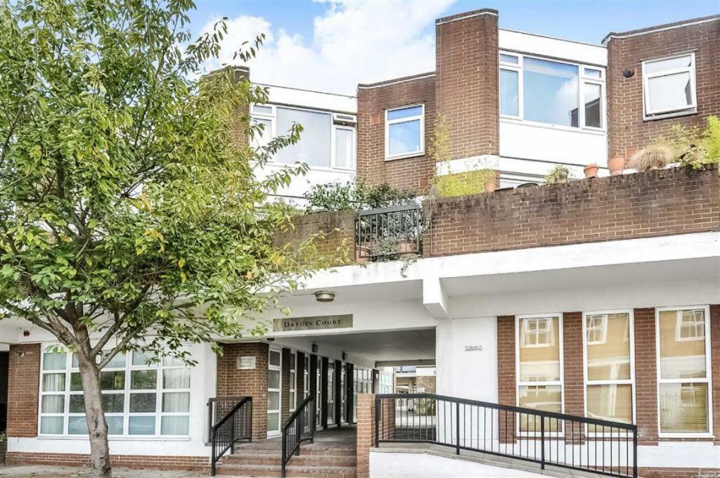 With Parking Near Waterloo & St Thomas & Big Ben & Parliament Apartment London