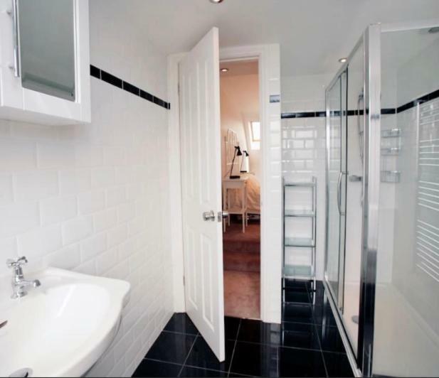 11 Camden Road Apartment *