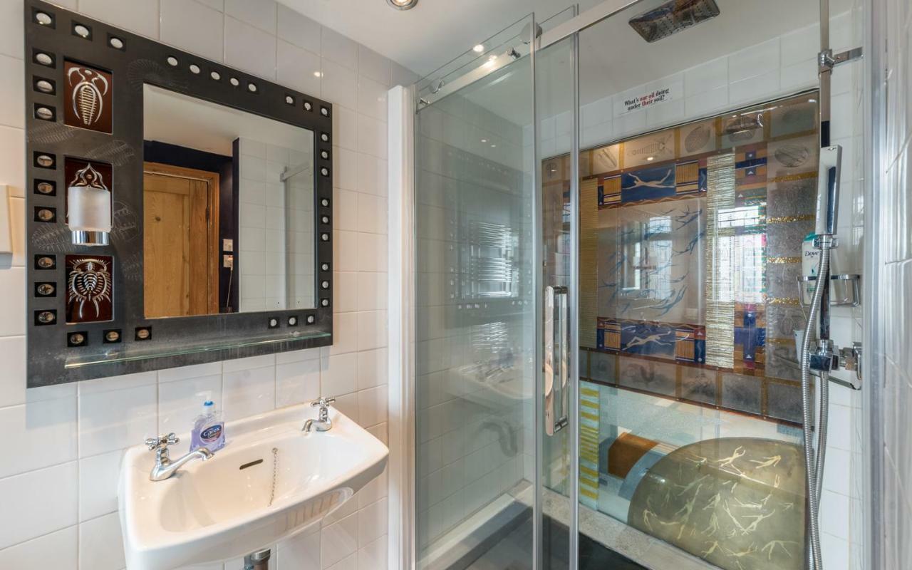Artistic And Soulful Carnaby Street Movie Pad Apartment London