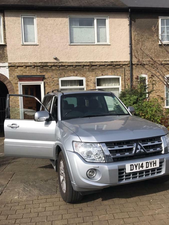 Lovely Three Bedroomed House, Parking 2 Cars Holiday home London
