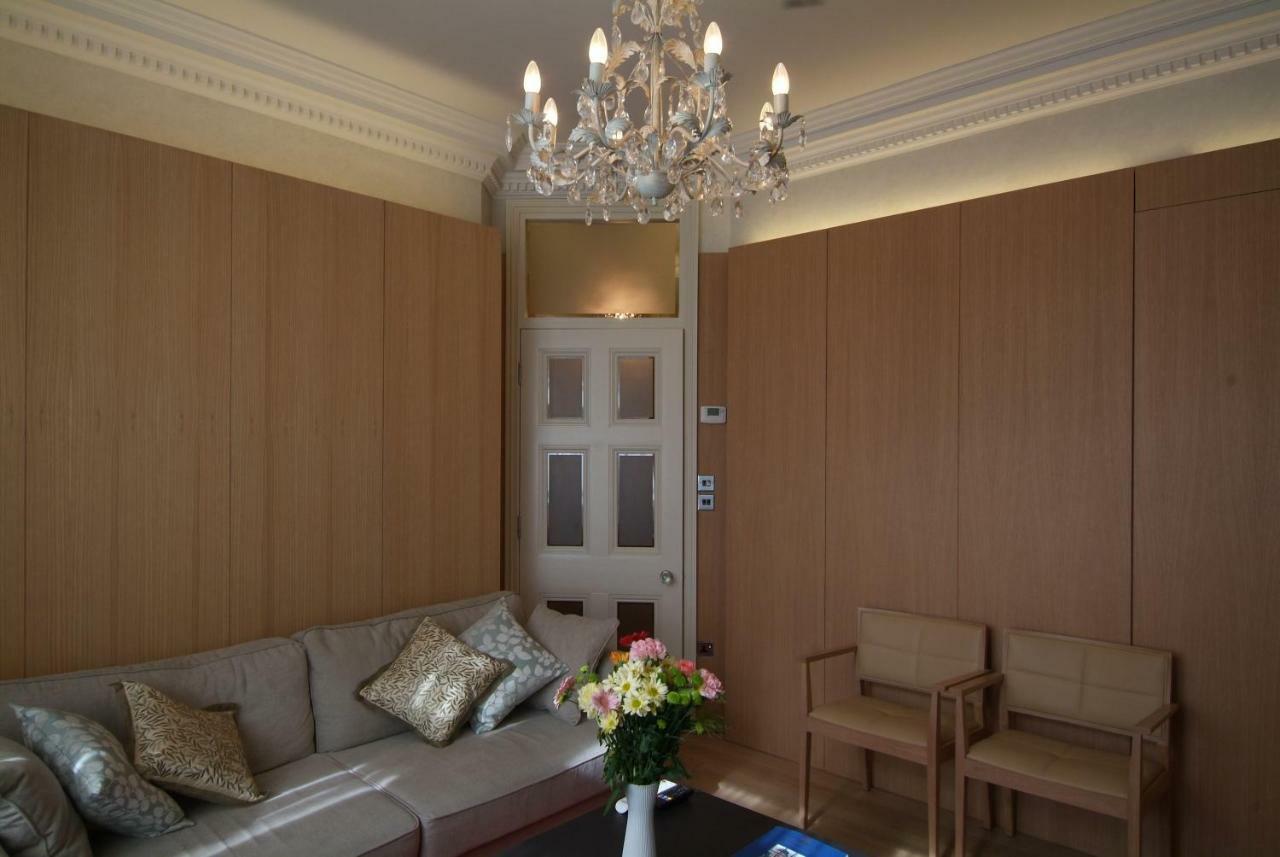 Chelsea: Exceptional 1br W/views Of The River Thames & Battersea Park