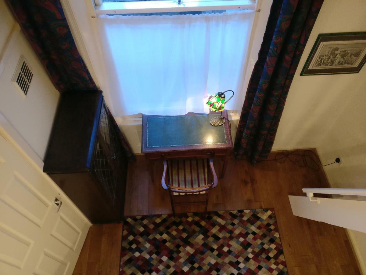 Homestay 1870s Victorian House London