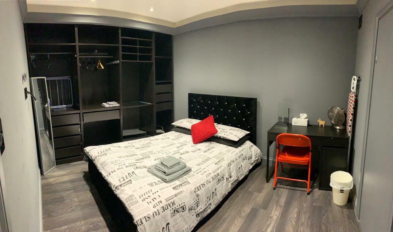 Mile End Apartment *