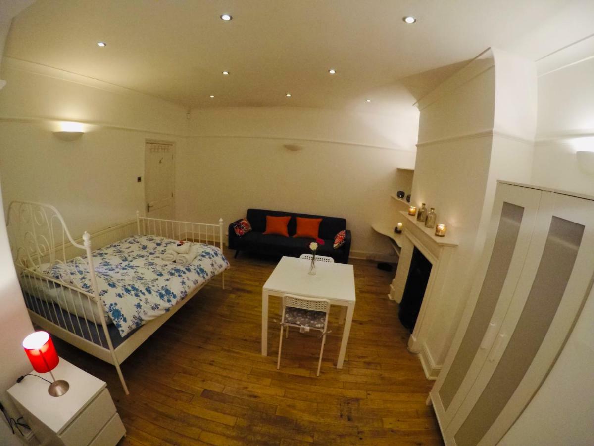 Huge Double Near * Londres