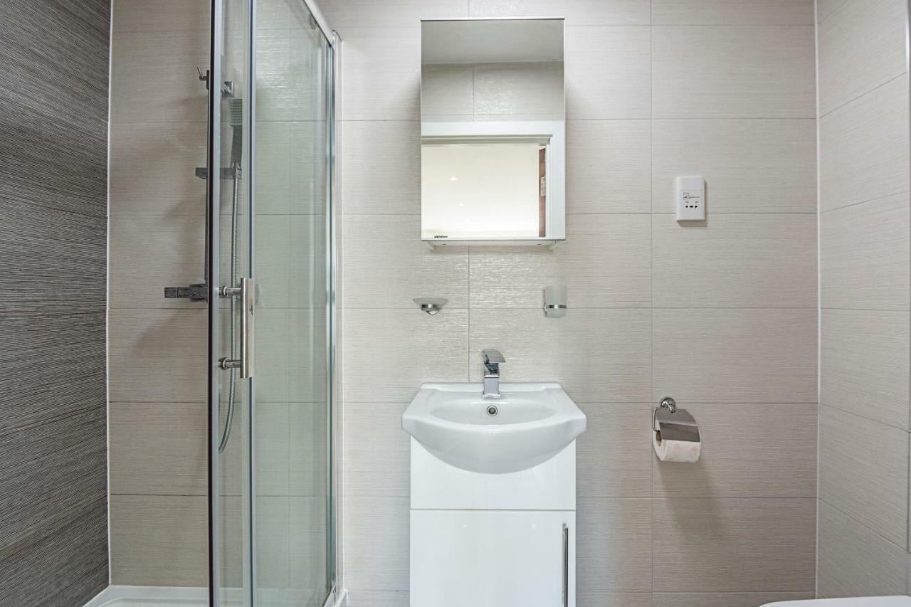 Modern Canary Wharf Apartment London