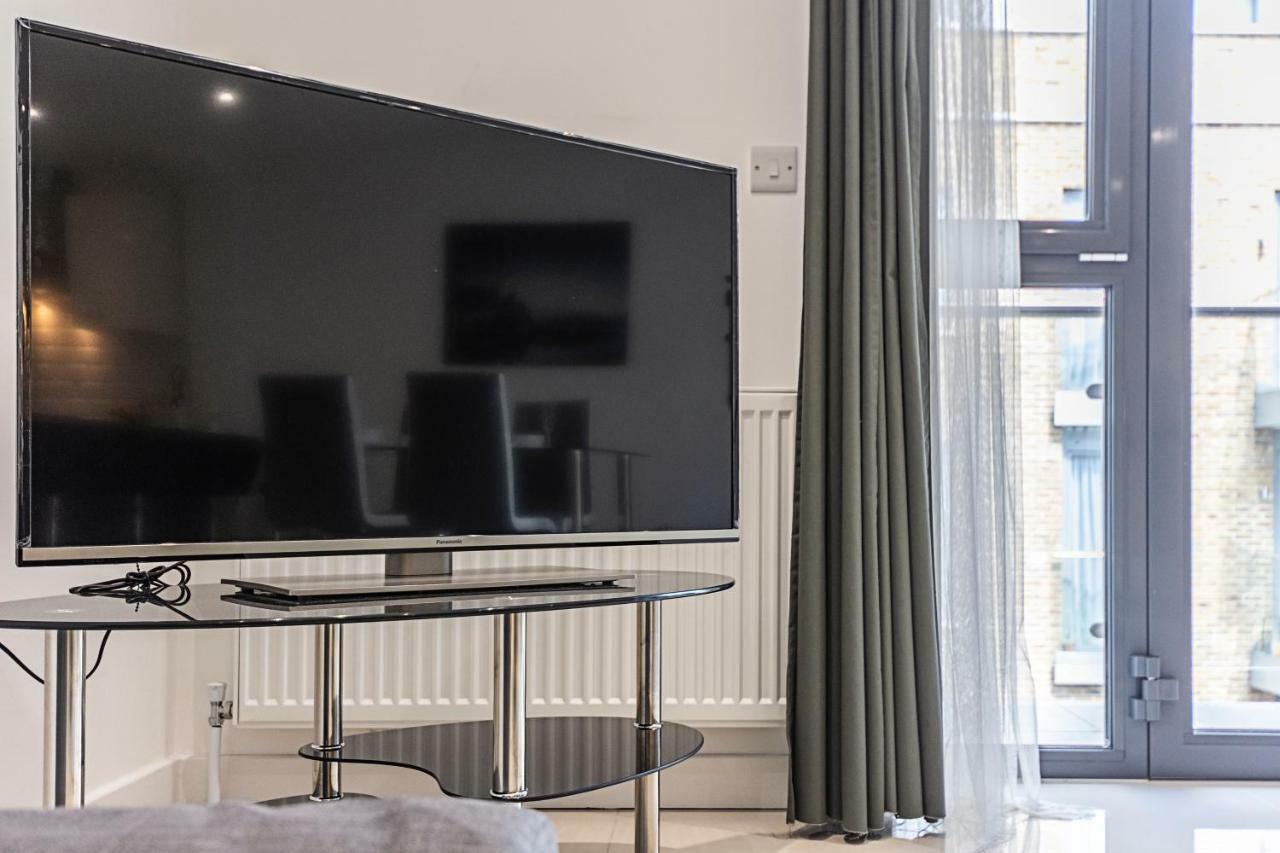Modern Canary Wharf Apartment *