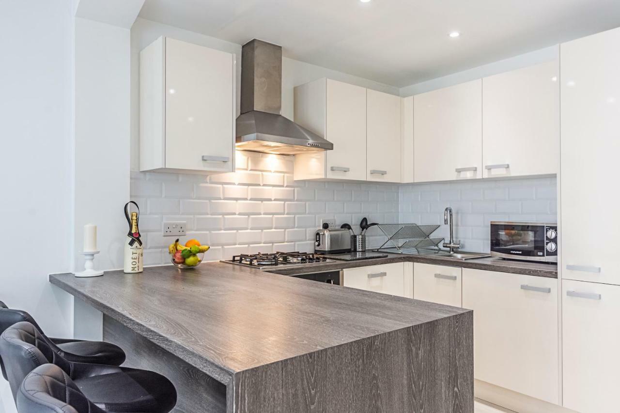 Modern Canary Wharf Apartment *