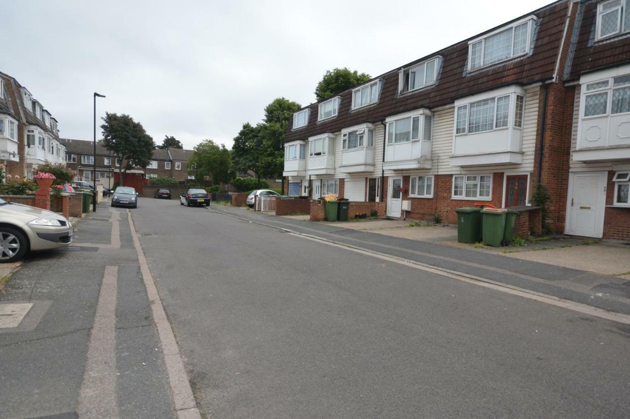 Four Bedroom Townhouse 12 Minutes Walk To Excel Exhibition Centre