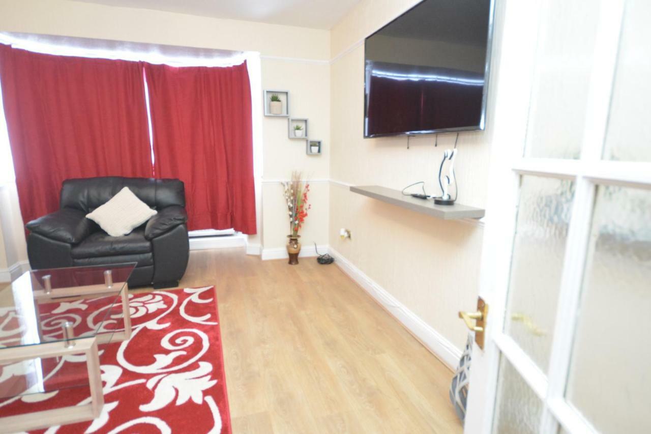 Four Bedroom Townhouse 12 Minutes Walk To Excel Exhibition Centre Holiday home