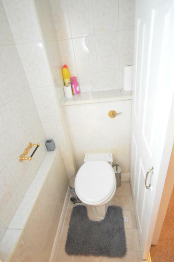 Four Bedroom Townhouse 12 Minutes Walk To Excel Exhibition Centre London