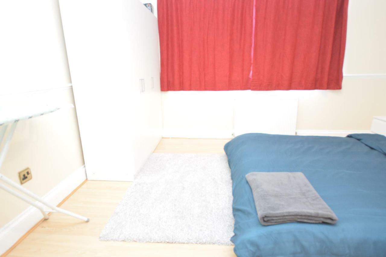 Four Bedroom Townhouse 12 Minutes Walk To Excel Exhibition Centre *