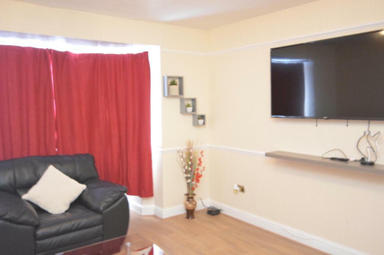 Four Bedroom Townhouse 12 Minutes Walk To Excel Exhibition Centre Holiday home