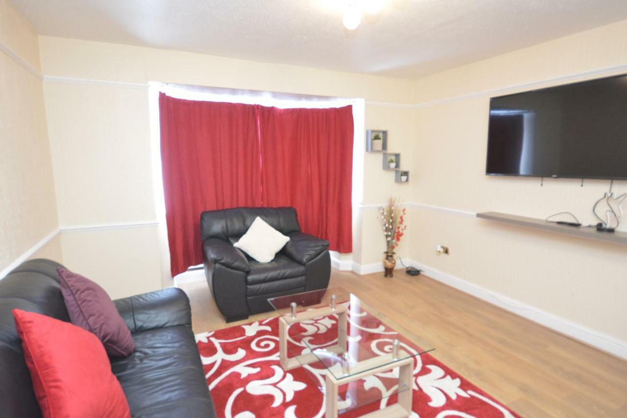 Four Bedroom Townhouse 12 Minutes Walk To Excel Exhibition Centre Holiday home