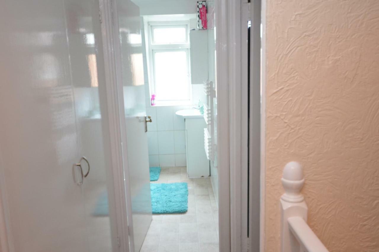 Four Bedroom Townhouse 12 Minutes Walk To Excel Exhibition Centre *
