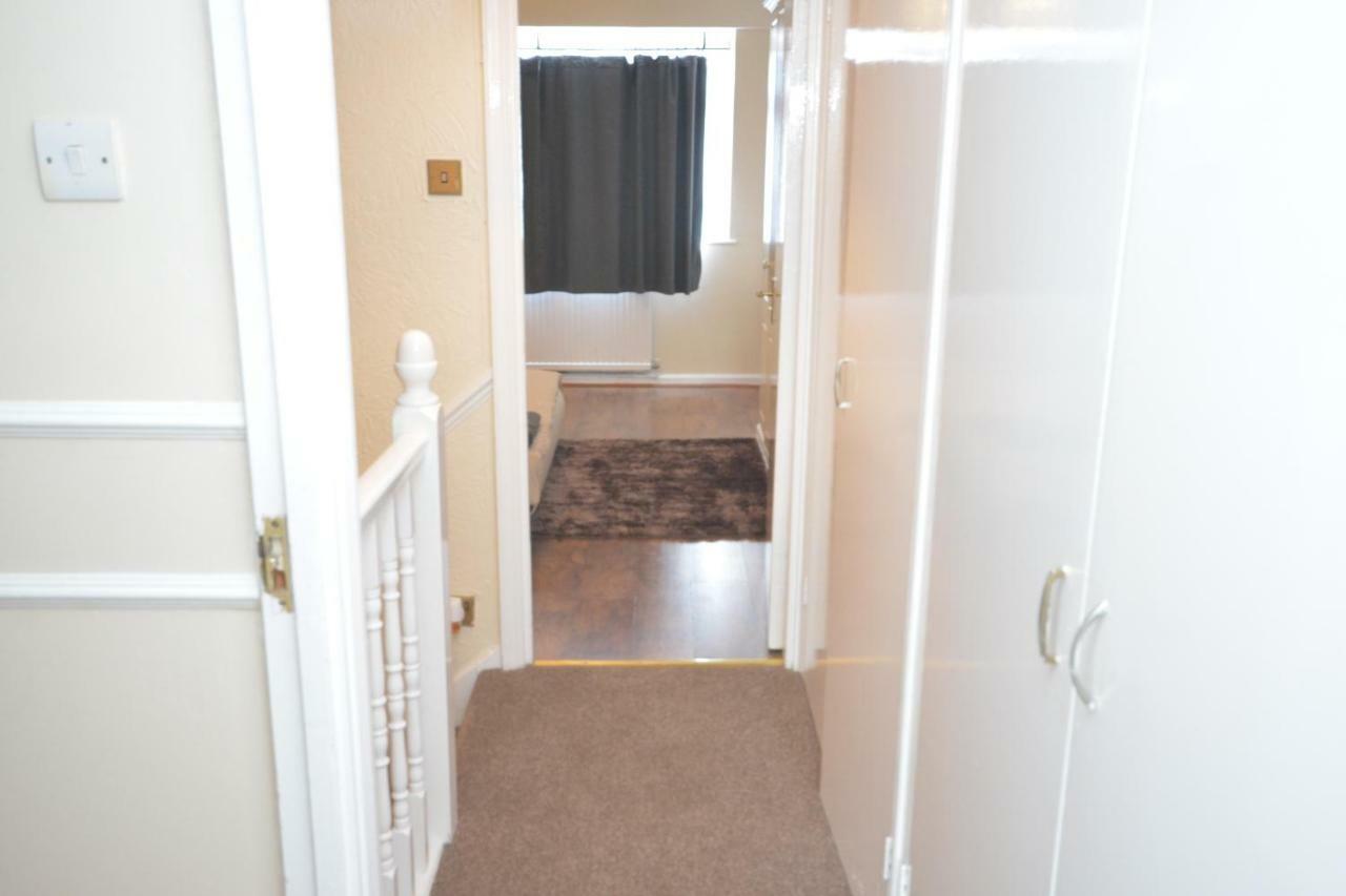 Four Bedroom Townhouse 12 Minutes Walk To Excel Exhibition Centre Holiday home London