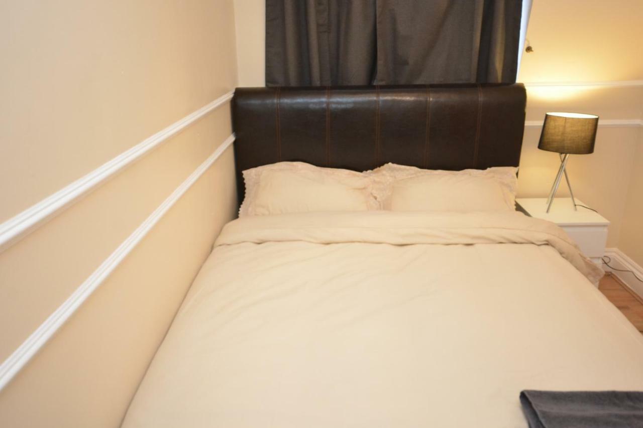 Four Bedroom Townhouse 12 Minutes Walk To Excel Exhibition Centre Holiday home